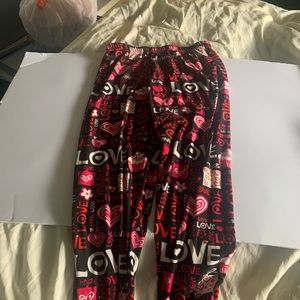 I’m selling valentines leggings